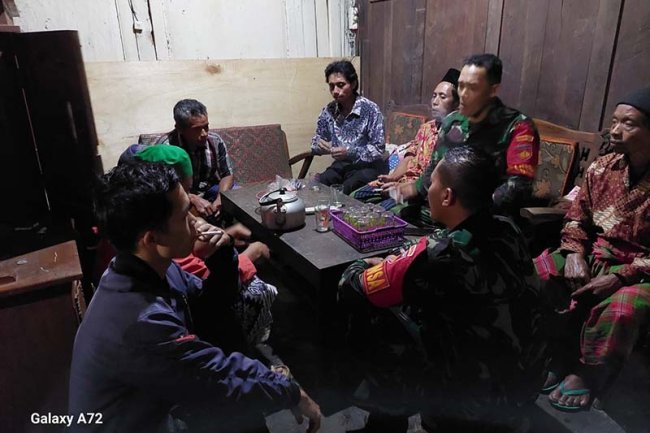 Tanggap Bencana Babinsa Bersama Bhabinkamtibmas Dan Kades Datangi Rumah Warga Yang Terkena Tebing Longsor