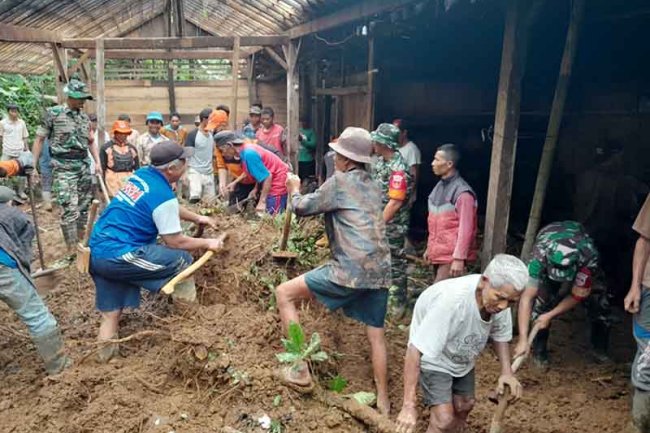 Membaur Dengan Warga Babinsa Koramil 04/Karangkobar Melaksanakan Karya Bakti Pembersihan Longsoran Tebing