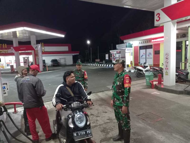 Ciptakan Rasa Aman, Babinsa Koramil 04/ Karangkobar Lakukan Giat Patroli Malam