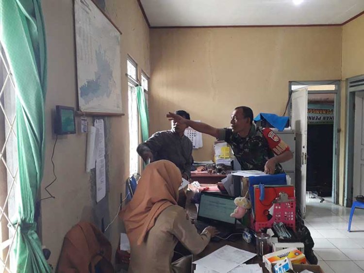 Babinsa Koramil 04/Karangkobar Giat Komsos Puldata Ter Bersama Perangkat Desa