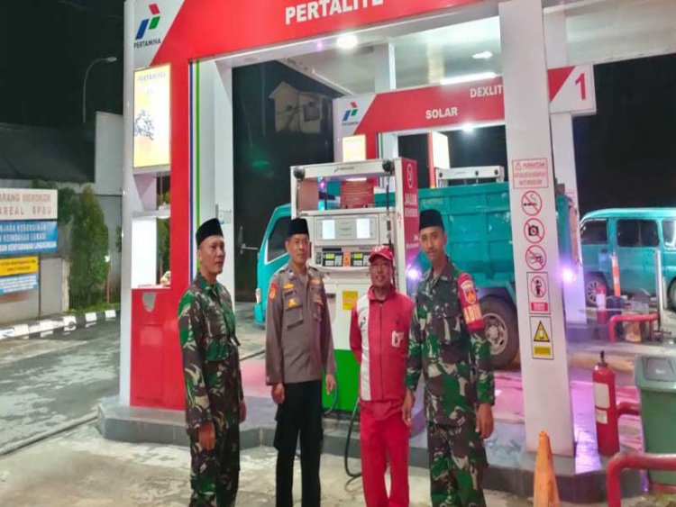 Ciptakan Suasana Aman Di Bulan  Ramadhan, Babinsa Bersama Bhabinkamtibmas Giat Patroli Malam  