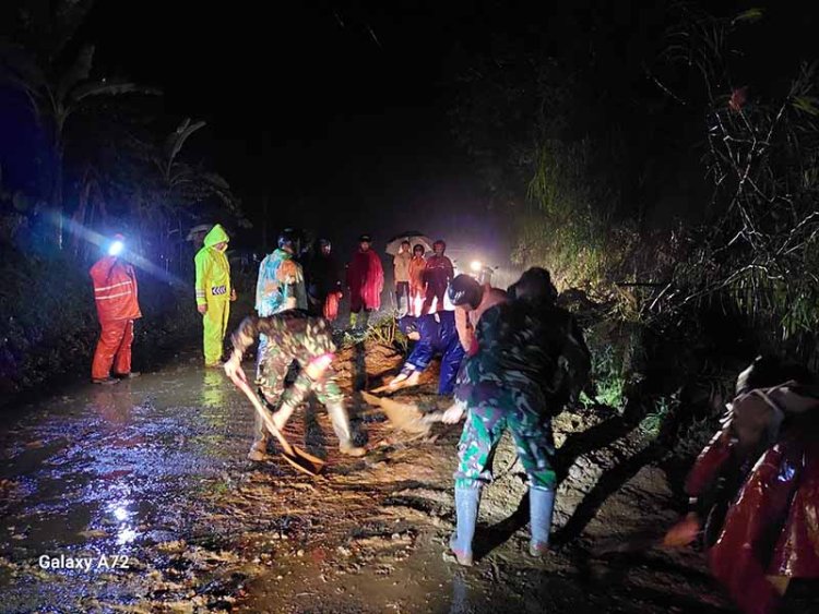 Sigap Babinsa Koramil 04/Karangkobar Cek Tebing Longsor Dan Pembersihan Di Jalan Provinsi Desa Slatri