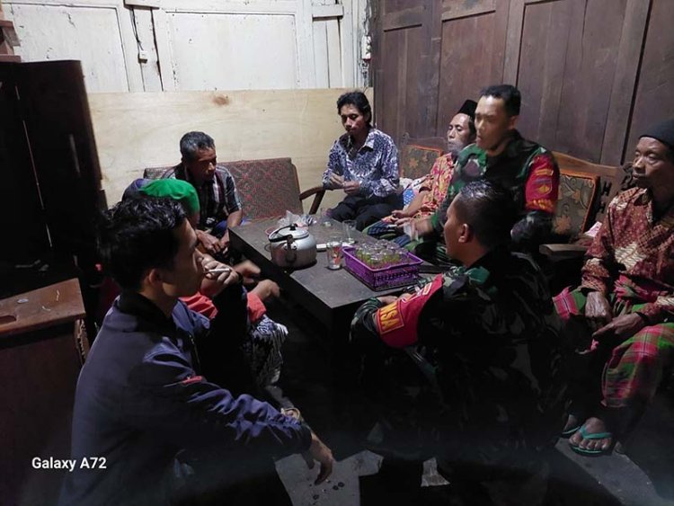 Tanggap Bencana Babinsa Bersama Bhabinkamtibmas Dan Kades Datangi Rumah Warga Yang Terkena Tebing Longsor