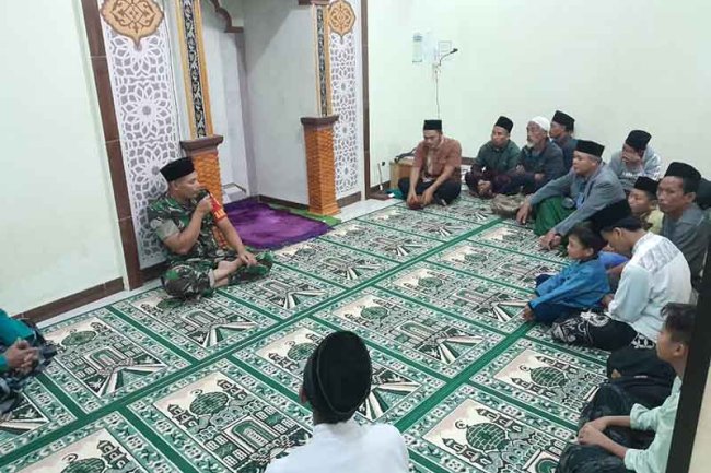 Pererat Silahturahmi, Babinsa Koramil 04/Karangkobar Laksanakan Sholat Tarawih Bersama Warga