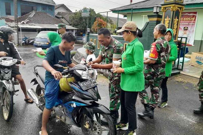 Ramadhan Berbagi Danramil 04/Karangkobar Bersama Anggota Dan Persit Bagikan Takjil