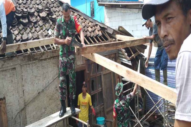 Babinsa Koramil 04/Karangkobar Bersama Relawan Dan Warga Bantu Pasang Atap Rumah Warga