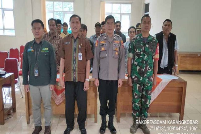 Babinsa Bersama Bhabinkamtibmas Karangkobar Hadiri Kegiatan Forum  Konsultasi Publik (FKP)