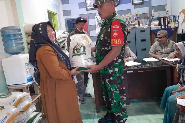 Babinsa Koramil 04/Karangkobar Dampingi Penyaluran Bantuan Pangan Non Tunai (BPNT)