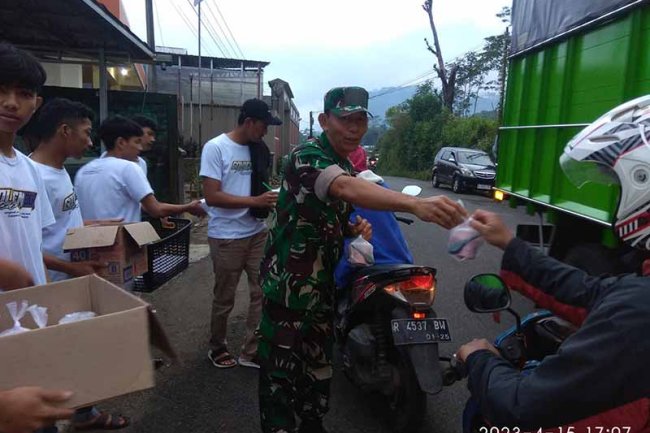 Berburuh Berkah Bulan Ramadhan Babinsa Bersama Tim Futsal Golden Boy Bagikan Takjil Gratis