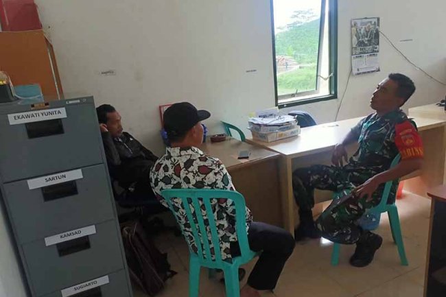 Silaturahmi Babinsa Sertu Yusrizal Dengan Aparatur Pemerintah Desa Pasuruhan