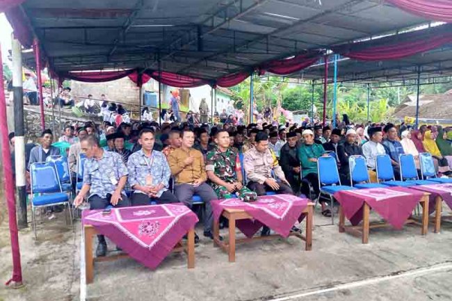 Babinsa Bersama Bhabinkamtibmas Hadiri Pengajian Akbar Dalam Rangka Halal Bi halal Desa Ambal