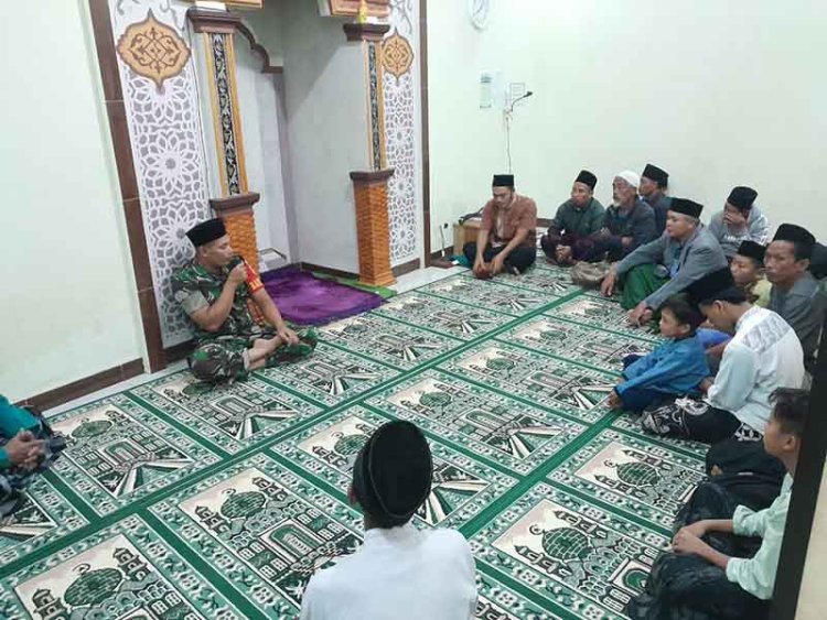 Pererat Silahturahmi, Babinsa Koramil 04/Karangkobar Laksanakan Sholat Tarawih Bersama Warga
