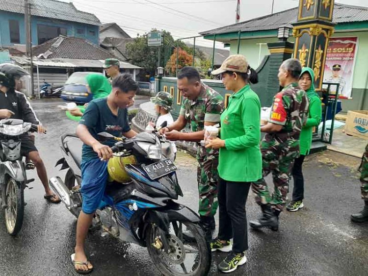 Ramadhan Berbagi Danramil 04/Karangkobar Bersama Anggota Dan Persit Bagikan Takjil