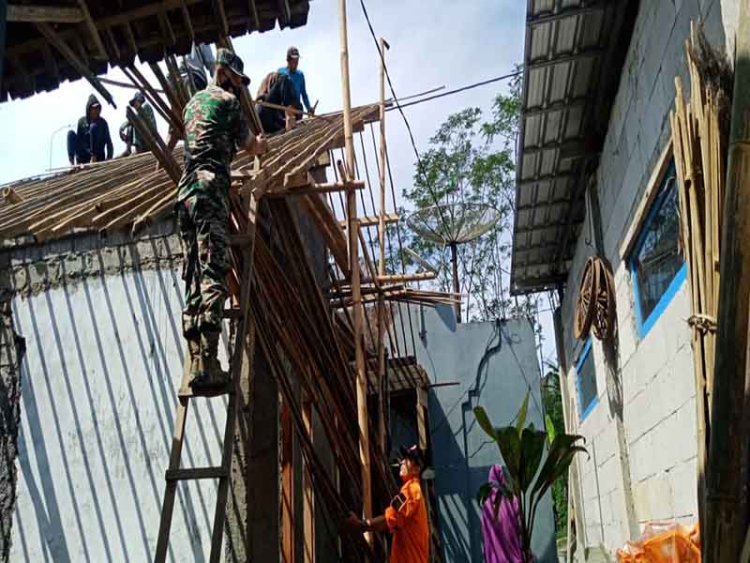 Sertu Heru Karmanto Babinsa Koramil 04/Karangkobar Bantu Perbaiki Rumah Warga