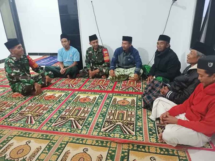 Semarakan Ramadhan Babinsa Koramil 04/Karangkobar Giat Sholat Taraweh Bersama Warga Binaan