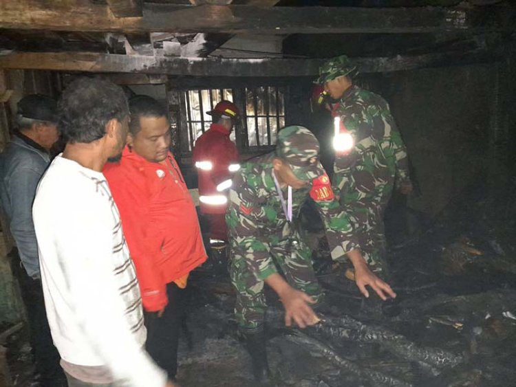 Sigap Babinsa Koramil 04/Karangkobar Bantu Padamkan Kebakaran Dapur Rumah Warga