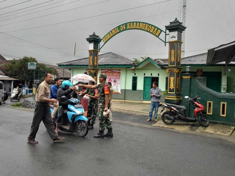 Indahnya Berbagi Di Bulan Ramadhan Babinsa Bersama Media Sinar Pantura Bagikan Takjil Gratis