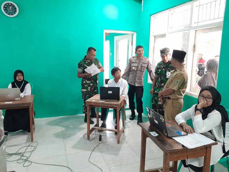 Danramil Bersama Babinsa Pantau Langsung Ujian Bakal Calon Perangkat Desa Pasuruhan