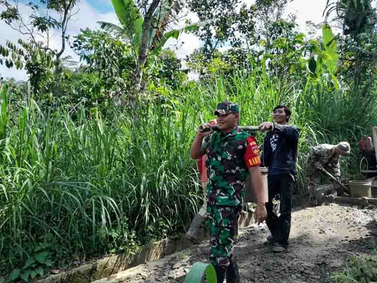 Babinsa Koramil 04/Karangkobar Bantu Warga Kerja Bakti Pengecoran Jalan