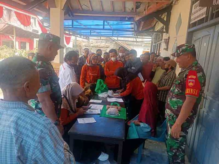 Babinsa Koramil 04/Karangkobar Dampingi Bansos Ayam dan Telur Keluarga Rawan Stunting