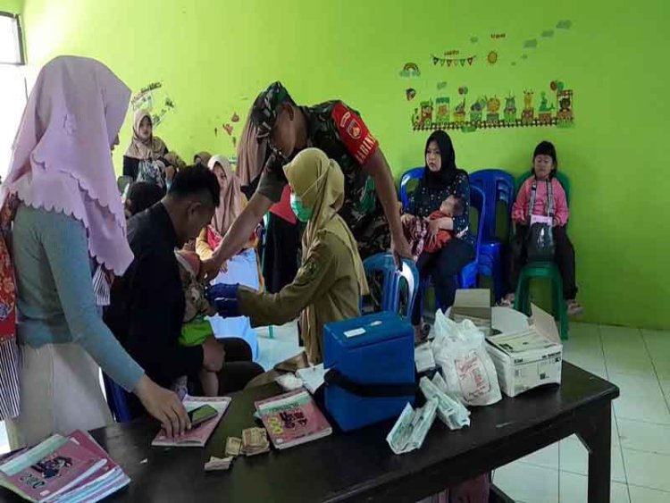 Demi Tercapainya Generasi Penerus Bangsa Yang Unggul Babinsa Dampingi Imunisasi Balita