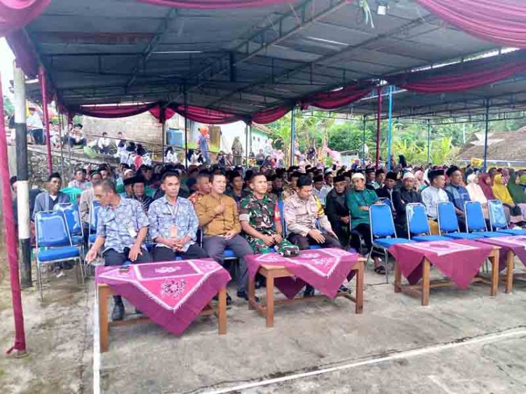 Babinsa Bersama Bhabinkamtibmas Hadiri Pengajian Akbar Dalam Rangka Halal Bi halal Desa Ambal