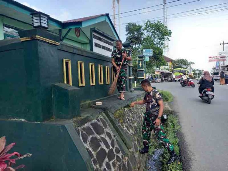 Kesadaran Tentang Pentingnya Menjaga Kebersihan, Anggota Koramil 04/Karangkobar Bersihkan Pangkalan