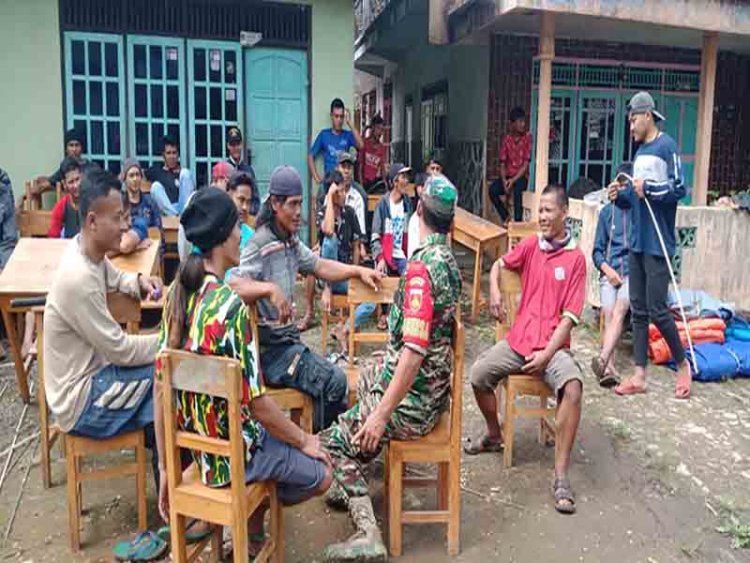 Gotong Royong Babinsa Koramil 04/Karangkobar Sertu Heru Karmanto Bantu Warga Dirikan Tenda