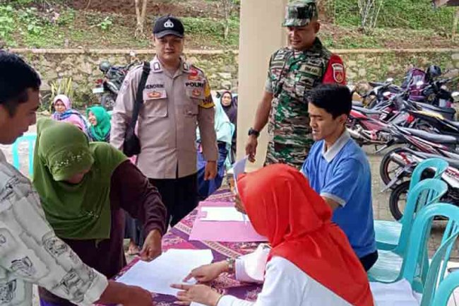 Sinegeritas Babinsa Bersama Bhabinkamtibmas Karangkobar Dampingi Penyaluran BLT DD Desa Paweden