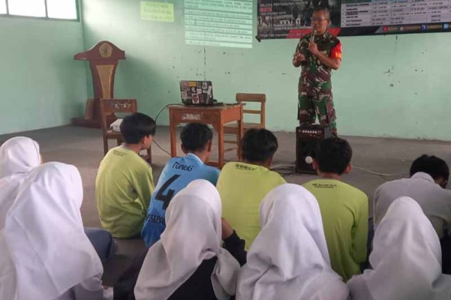 Sosialisasi dan Rekrutmen TNI Oleh Babinsa Koramil 04/Karangkobar Di SMK NU 1 Karangkobar  
