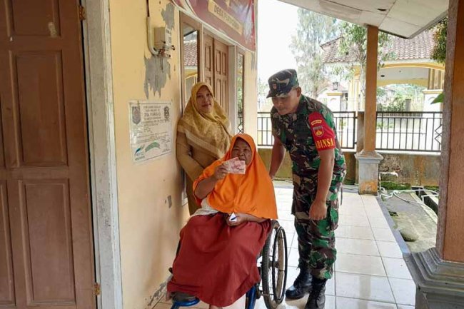 Sinegeritas Babinsa Bersama Bhabinkamtibmas Dampingi Penyaluran BLT DD Desa Purwodadi