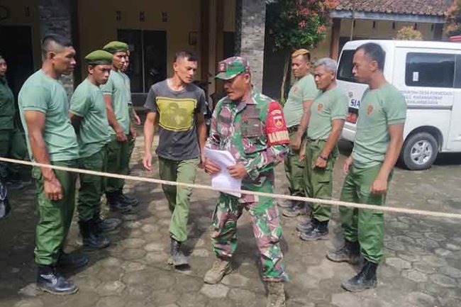 Maksimalkan Peran Satlinmas, Babinsa Koramil 04/Karangkobar Berikan Pelatihan dan Pembinaan