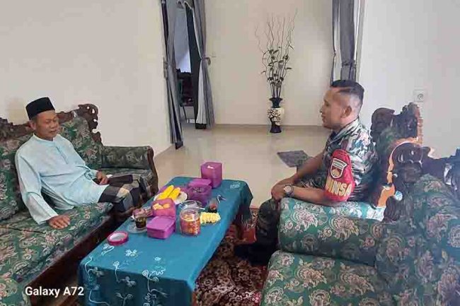 Tingkatkan Sulaturahmi Serda Suratno Babinsa Koramil 04/Karangkobar Sambangi Rumah Kades Gumelar