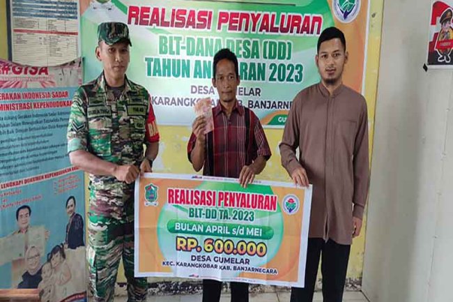 Pastikan Tepat Sasaran Babinsa Dampingi Penyaluran BLT DD Desa Gumelar