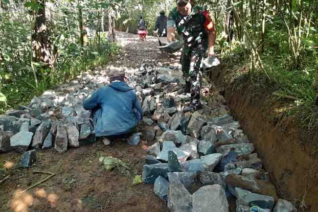 Babinsa Koramil 04 Karangkobar Bantu Warga Pembangunan Makadam Jalan Usaha Tani