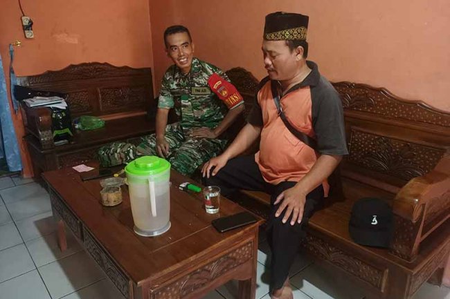 Sertu Yusrizal Babinsa Koramil 04/Karangkobar Sambangi Rumah Kades Pasuruhan