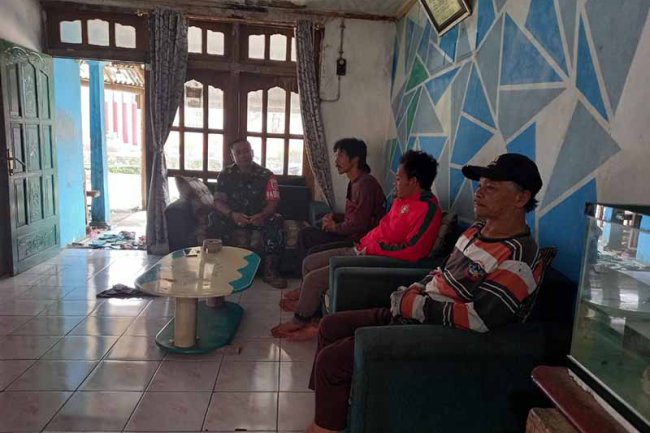 Jalin Keakraban Babinsa Koramil 04/Karangkobar Jalin Komsos Dengan Tokoh Pemuda