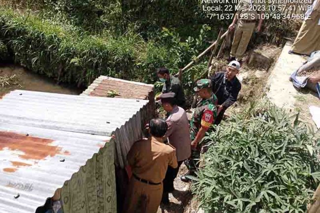 Percepatan ODF, Babinsa Bersama Forkopincam Dan Puskesmas Karangkobar Bongkar Jamban Helikopter