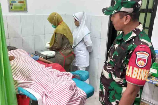 Babinsa Koramil 04 Karangkobar Dampingi Kegiatan KB Di Puskesmas Karangkobar