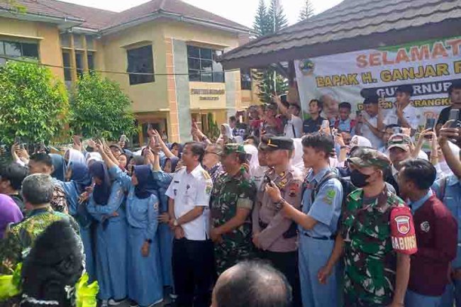 Forkopincam Karangkobar Damping Gubernur Jawa Tengah Ganjar Pranowo Sambang Sekola Di SMA Negeri 1 Karangkobar