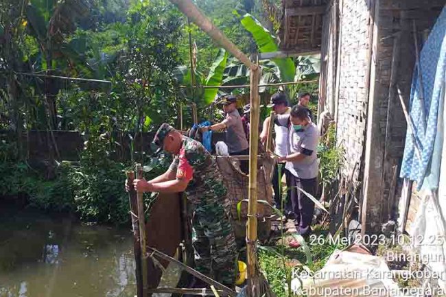 Tangani Stunting Forkopincam Karangkobar Bersama Nakes Bongkar Jamban Helikopter