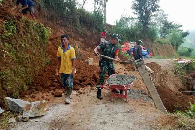 Kerja Bakti Pembangunan Talud Jalan,Bentuk Kedekatan Babinsa Dengan Warga Binaan