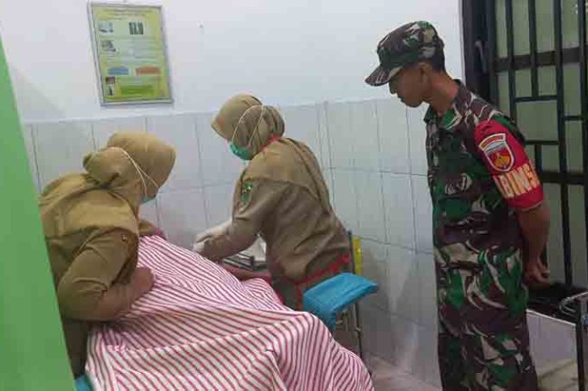 Peran Aktif Babinsa Bersama UPT KB Dampingi Kegiatan KB Di  Puskesmas Karangkobar