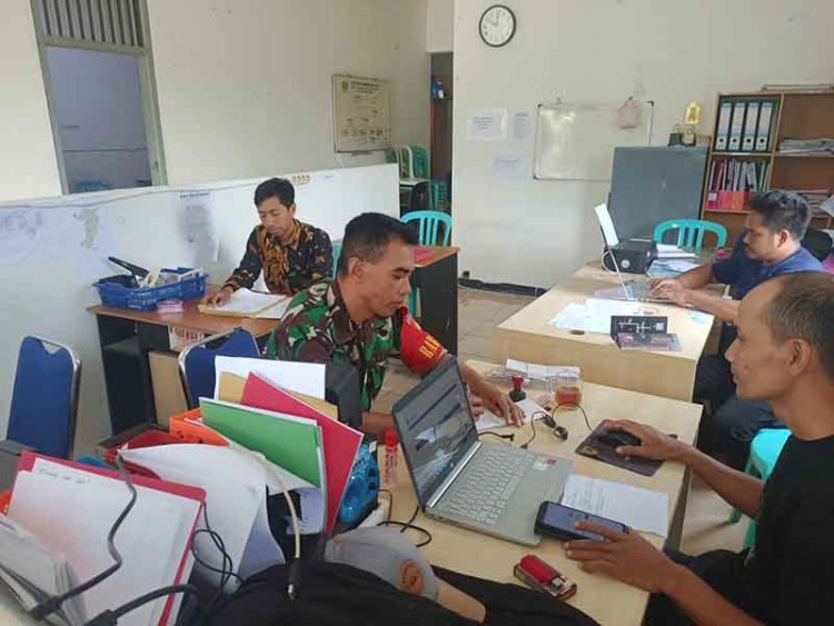 Perbarui Data Masyarakat, Babinsa Koramil 04/Karangkobar Lakukan Puldatater