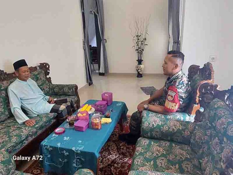 Tingkatkan Sulaturahmi Serda Suratno Babinsa Koramil 04/Karangkobar Sambangi Rumah Kades Gumelar