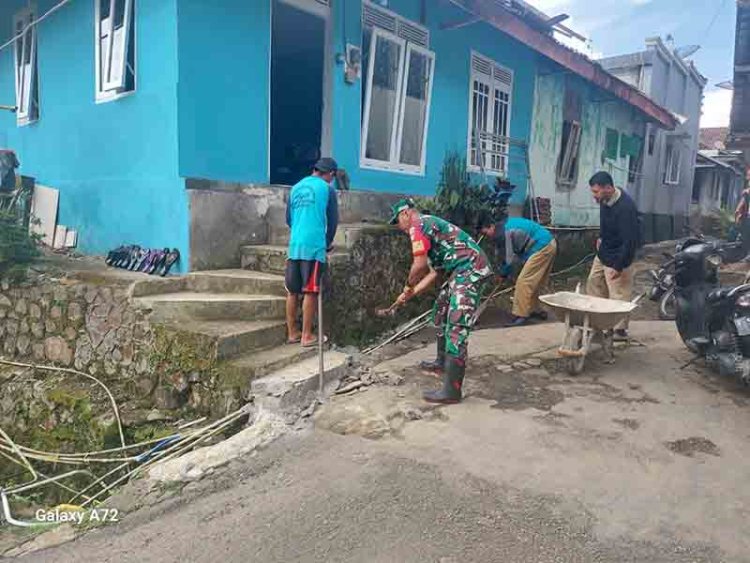 Babinsa Koramil 04 Karangkobar Bersama Warga Melaksanakan Kerja Bakti Pembongkaran Tanggul Jalan