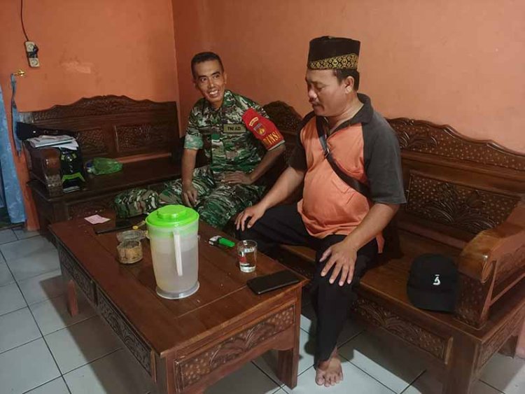 Sertu Yusrizal Babinsa Koramil 04/Karangkobar Sambangi Rumah Kades Pasuruhan