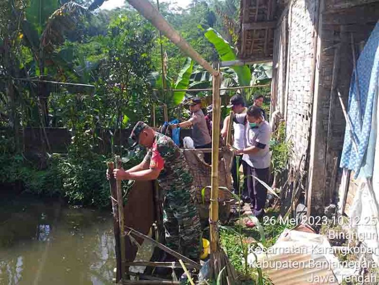 Tangani Stunting Forkopincam Karangkobar Bersama Nakes Bongkar Jamban Helikopter