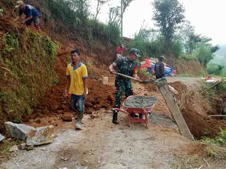 Kerja Bakti Pembangunan Talud Jalan,Bentuk Kedekatan Babinsa Dengan Warga Binaan