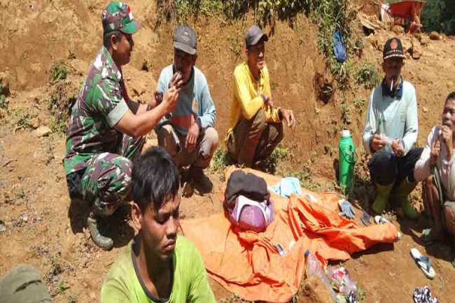 Melalui Komsos Babinsa Koramil 04 Karangkobar Sertu Tohar Beri  Motivasi Para Petani